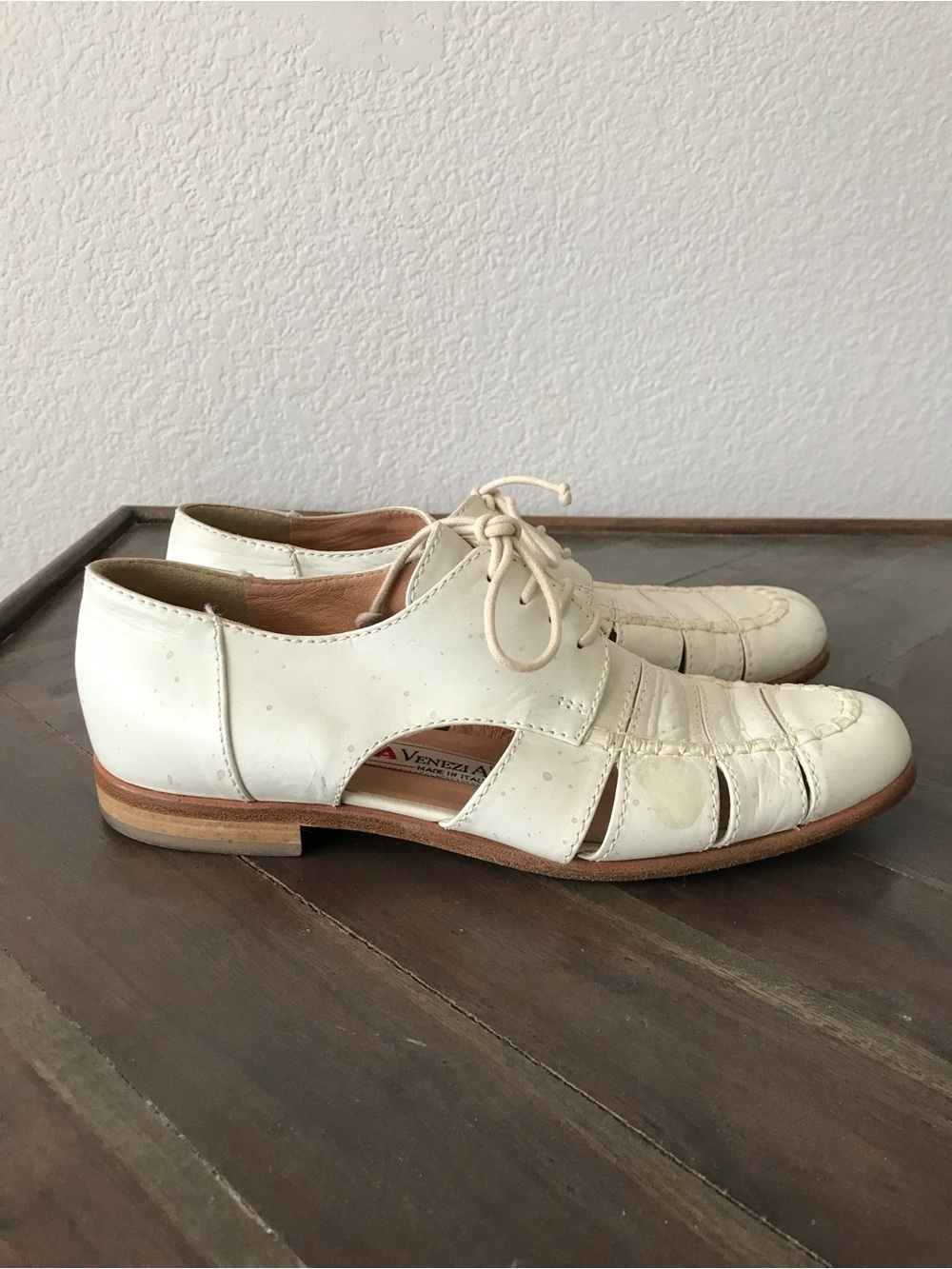 Vintage Venezia Off-White Leather Lace-Up Cutout Flats